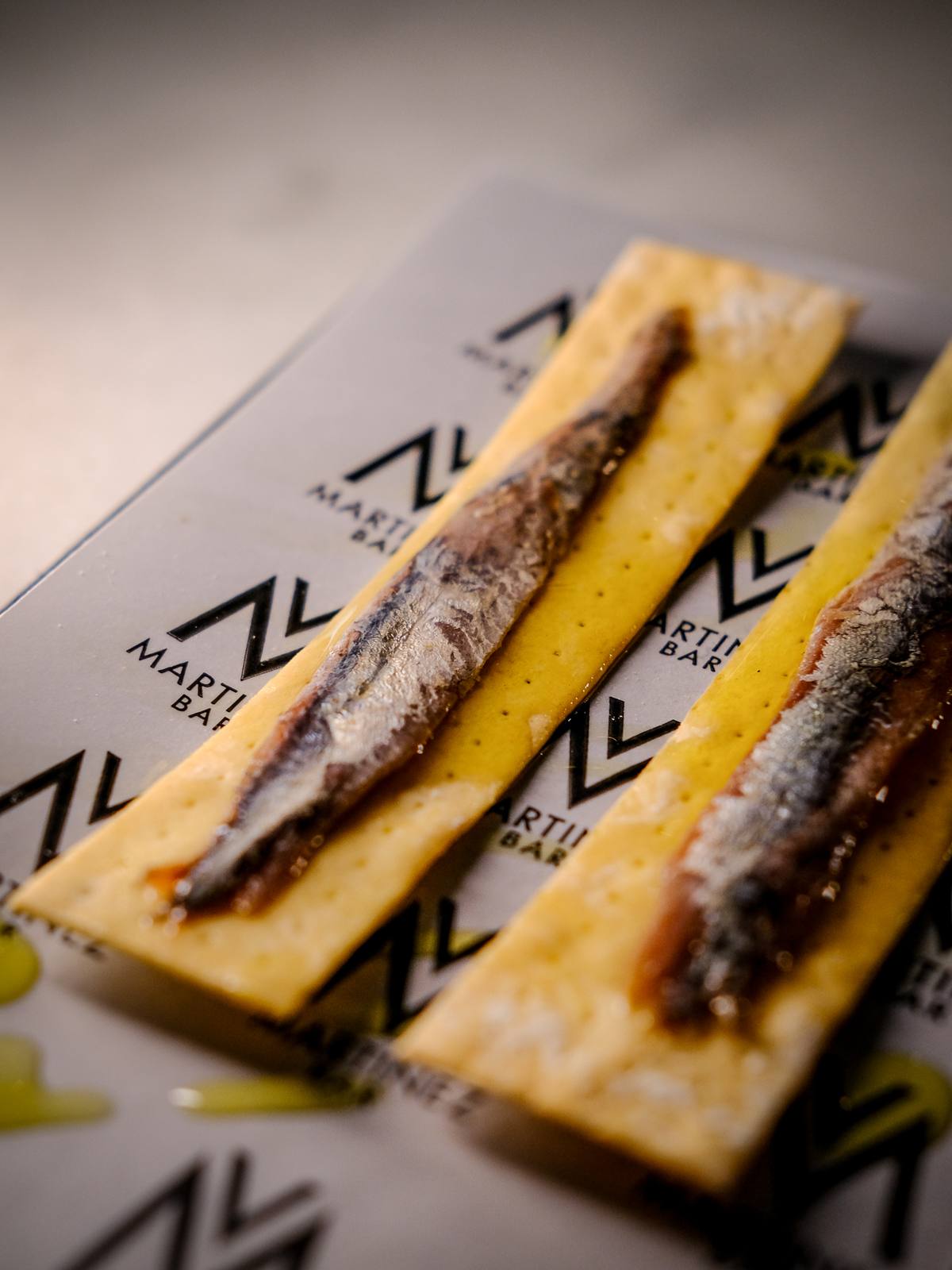Anchoas del Cantábrico sobre pan y tabla Martínez