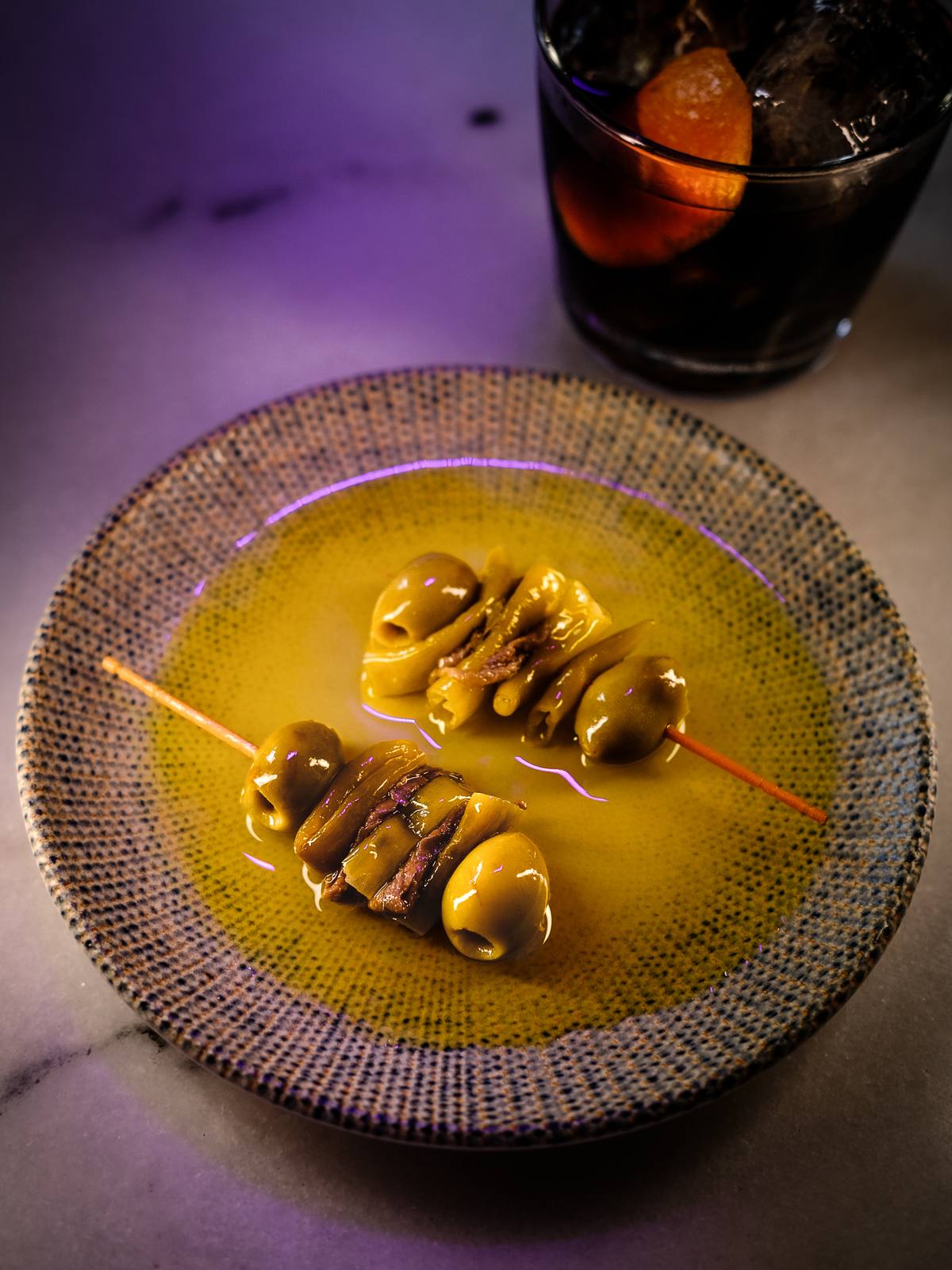 Banderillas de aceitunas con un refresco