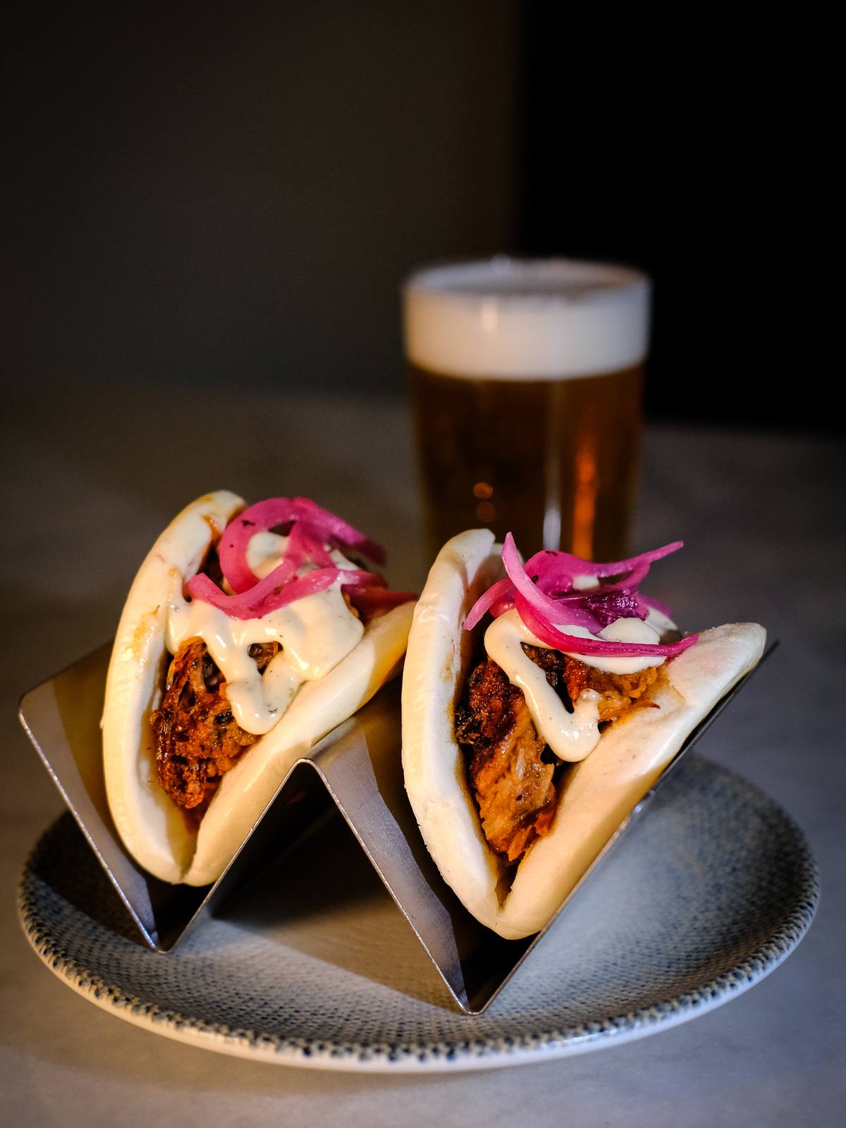 Baos con cebolla encurtida