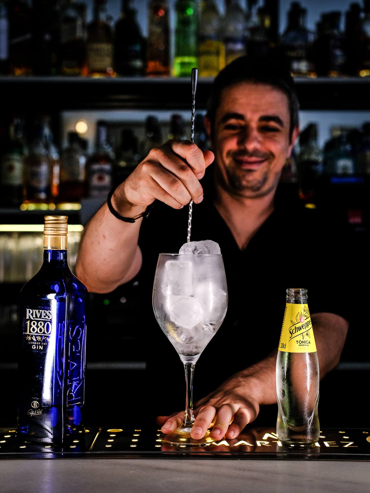 Bartender preparando un cóctel en la barra de Martínez Bar