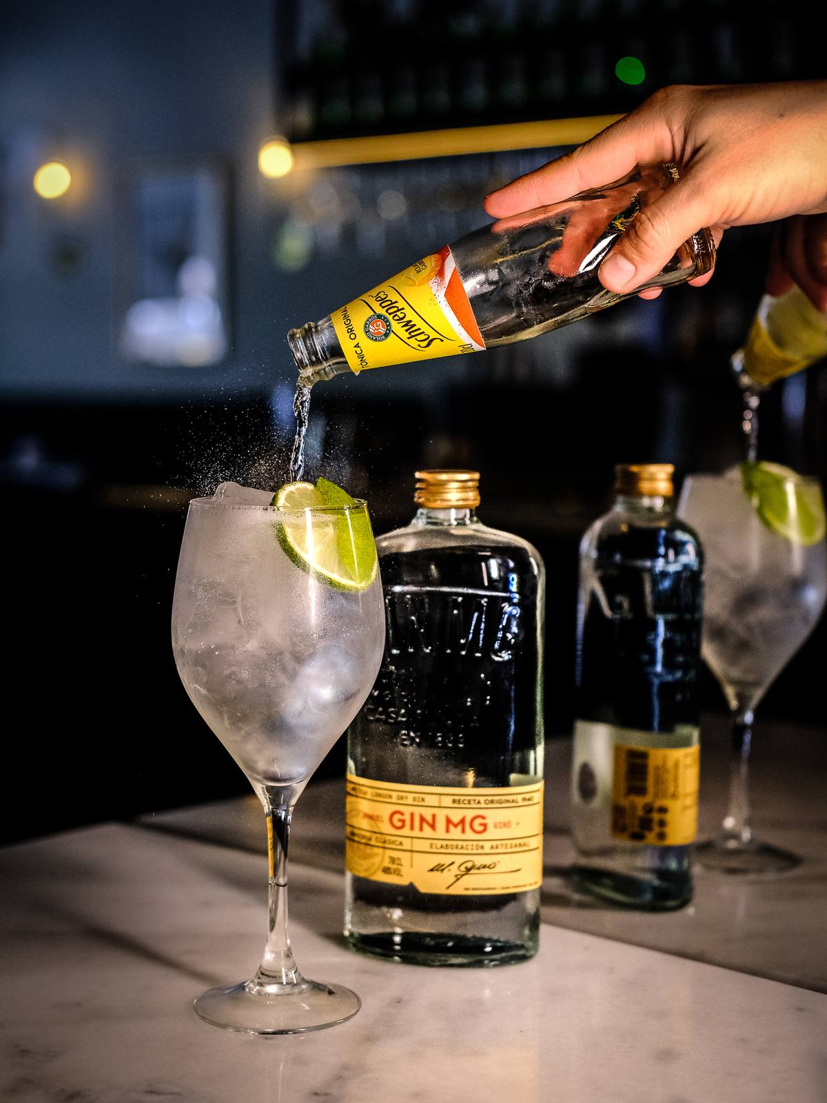 Sirviendo la tónica en un gin-tonic de la casa
