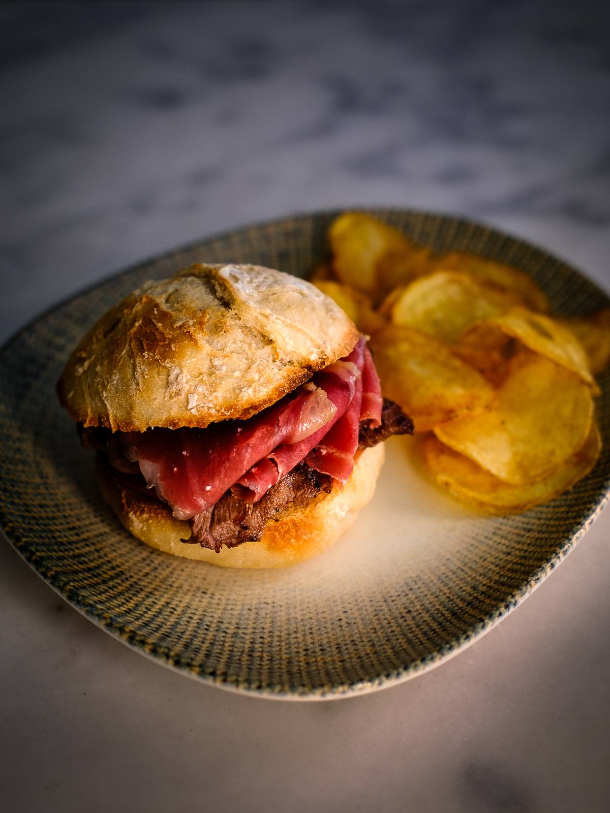Montadito de paleta asada con patatas fritas