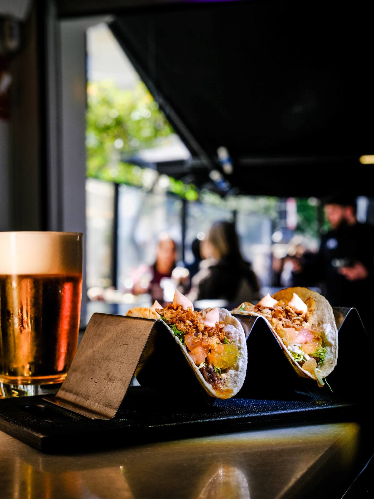 Tacos Martínez con una caña en la terraza