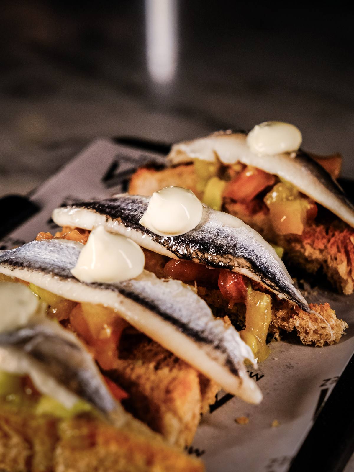 Tosta de anchoas con alioli
