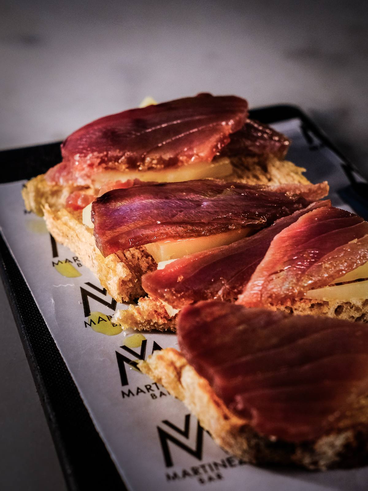 Tosta de atún sobre tabla Martínez